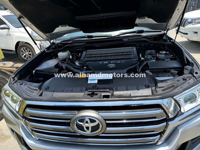 Подержанный Toyota Land Cruiser 200 Series Рестайлинг 2, 4.5 л, 2016 в Дубае от Alhamd Motors Серебристый цвет. Other | AUTO.AE