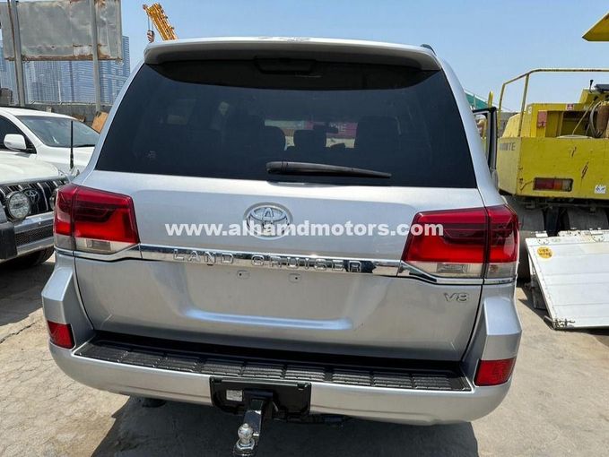 Подержанный Toyota Land Cruiser 200 Series Рестайлинг 2, 4.5 л, 2016 в Дубае от Alhamd Motors Серебристый цвет. Other | AUTO.AE