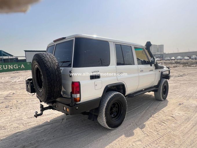 Подержанный Toyota Land Cruiser 70 Series Рестайлинг, 4.5 л, 2011 в Дубае от Alhamd Motors Белый цвет. Other | AUTO.AE