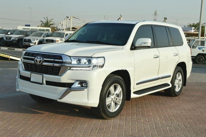 Used Toyota Land Cruiser 200 Series Facelift 2, 4.6 l, 2015 in Dubai by Alhamd Motors, White color. GCC Specs | AUTO.AE