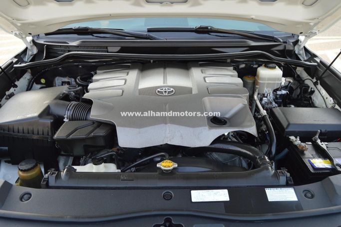 Used Toyota Land Cruiser 200 Series Facelift 2, 4.6 l, 2015 in Dubai by Alhamd Motors, White color. GCC Specs | AUTO.AE