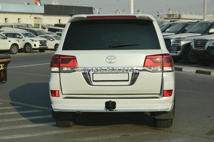 Used Toyota Land Cruiser 200 Series Facelift 2, 4.6 l, 2015 in Dubai by Alhamd Motors, White color. GCC Specs | AUTO.AE