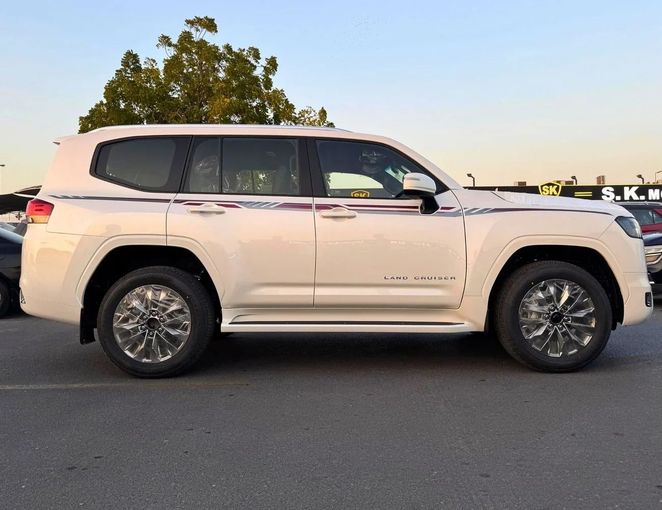 Новый Toyota Land Cruiser 300 Series, 4.0 л, 2025 в Дубае от SK Motors Белый цвет. GCC | AUTO.AE