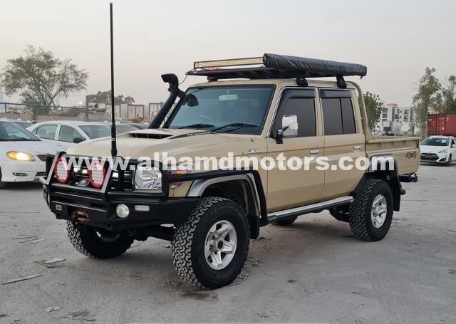 Подержанный Toyota Land Cruiser 70 Series Рестайлинг, 4.5 л, 2021 в Дубае от Alhamd Motors Бежевый цвет. Other | AUTO.AE
