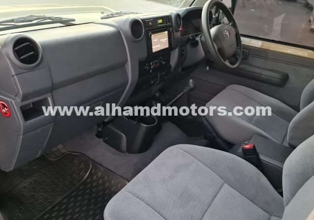 Подержанный Toyota Land Cruiser 70 Series Рестайлинг, 4.5 л, 2021 в Дубае от Alhamd Motors Бежевый цвет. Other | AUTO.AE