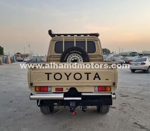 Подержанный Toyota Land Cruiser 70 Series Рестайлинг, 4.5 л, 2021 в Дубае от Alhamd Motors Бежевый цвет. Other | AUTO.AE