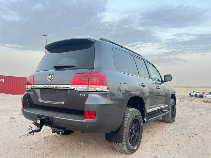 Подержанный Toyota Land Cruiser 200 Series Рестайлинг 2, 4.5 л, 2020 в Дубае от Alhamd Motors Серый цвет. Other | AUTO.AE