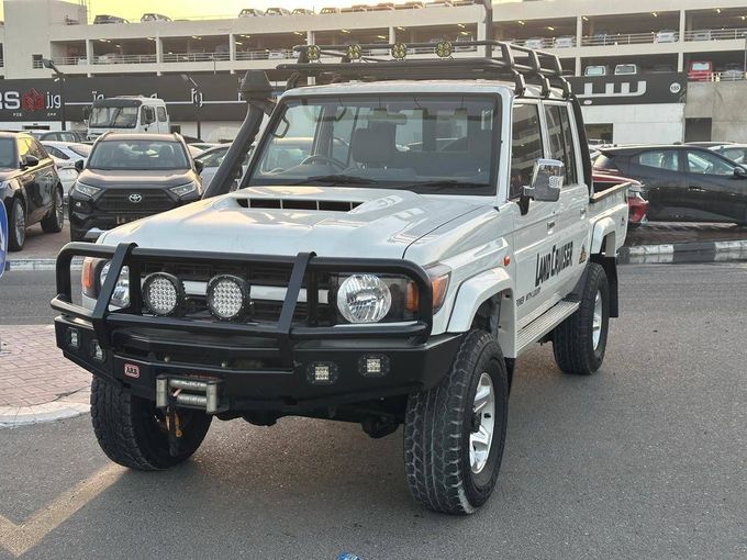 Подержанный Toyota Land Cruiser 70 Series Рестайлинг, 4.5 л, 2019 в Дубае от Alhamd Motors Белый цвет. Other | AUTO.AE