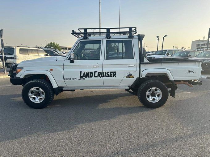 Подержанный Toyota Land Cruiser 70 Series Рестайлинг, 4.5 л, 2019 в Дубае от Alhamd Motors Белый цвет. Other | AUTO.AE