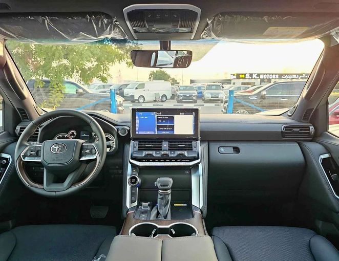 Новый Toyota Land Cruiser 300 Series, 3.3 л, 2024 в Дубае от SK Motors Белый цвет. GCC | AUTO.AE