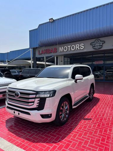 Подержанный Toyota Land Cruiser 300 Series, 3.4 л, 2023 в Дубае от Lahbab Motors Белый цвет. GCC | AUTO.AE