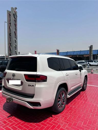Подержанный Toyota Land Cruiser 300 Series, 3.4 л, 2023 в Дубае от Lahbab Motors Белый цвет. GCC | AUTO.AE