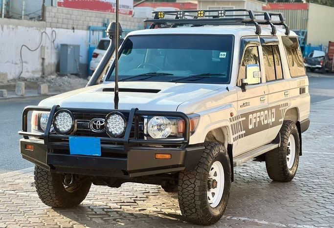 Подержанный Toyota Land Cruiser 200 Series, 4.5 л, 2011 в Дубае от Alhamd Motors Белый цвет. Other | AUTO.AE