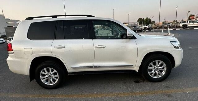Подержанный Toyota Land Cruiser 200 Series Рестайлинг 2, 4.5 л, 2016 в Дубае от Alhamd Motors Белый цвет. Other | AUTO.AE