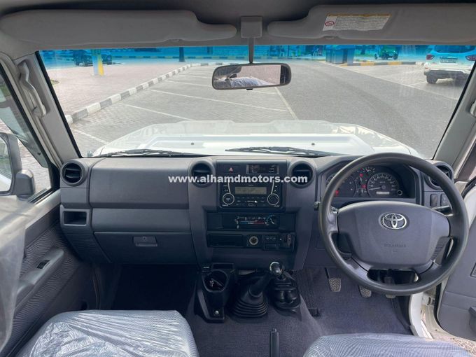 Подержанный Toyota Land Cruiser 70 Series Рестайлинг, 4.5 л, 2016 в Дубае от Alhamd Motors Белый цвет. Other | AUTO.AE