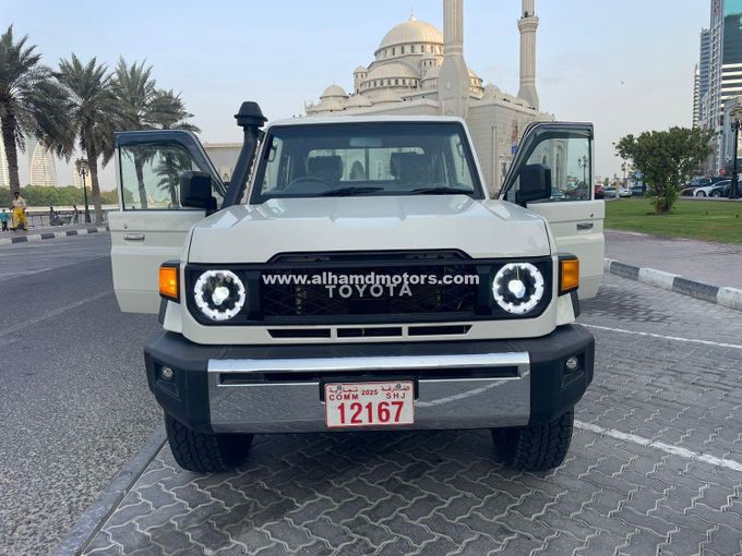 Подержанный Toyota Land Cruiser 70 Series Рестайлинг, 4.5 л, 2016 в Дубае от Alhamd Motors Белый цвет. Other | AUTO.AE