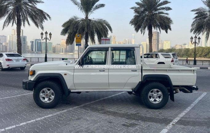 Подержанный Toyota Land Cruiser 70 Series Рестайлинг, 4.5 л, 2016 в Дубае от Alhamd Motors Белый цвет. Other | AUTO.AE
