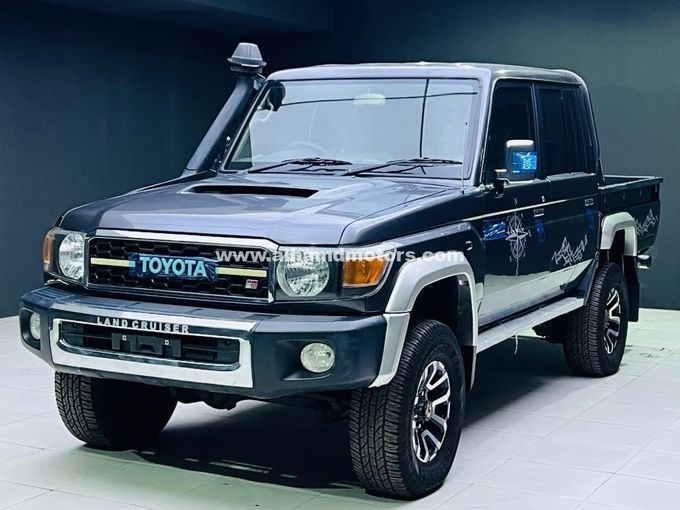 Подержанный Toyota Land Cruiser 70 Series Рестайлинг, 4.5 л, 2016 в Дубае от Alhamd Motors Серый цвет. Other | AUTO.AE