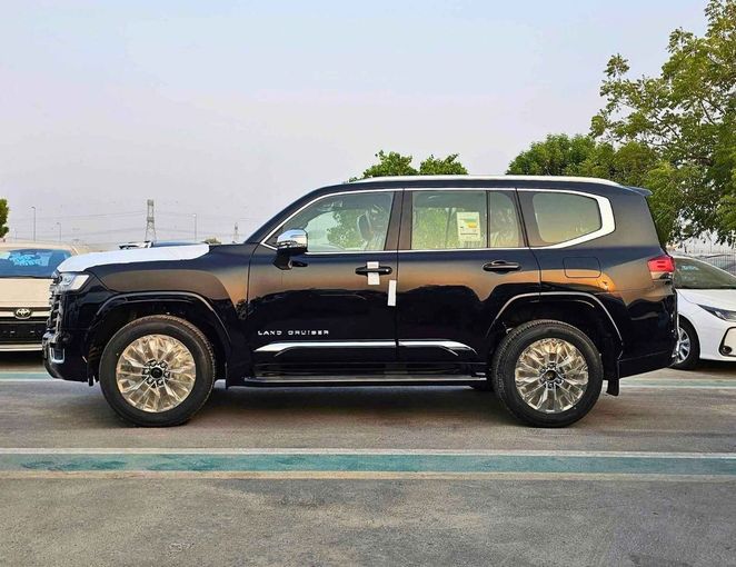 Новый Toyota Land Cruiser 300 Series, 4.0 л, 2025 в Дубае от SK Motors Черный цвет. GCC | AUTO.AE