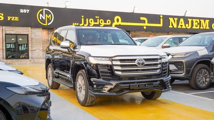 Новый Toyota Land Cruiser 300 Series, 3.4 л, 2025 в Дубае от Najem Motors Черный цвет. GCC | AUTO.AE