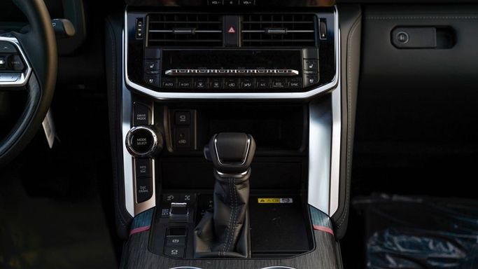 Новый Toyota Land Cruiser 300 Series, 3.4 л, 2025 в Дубае от Najem Motors Черный цвет. GCC | AUTO.AE