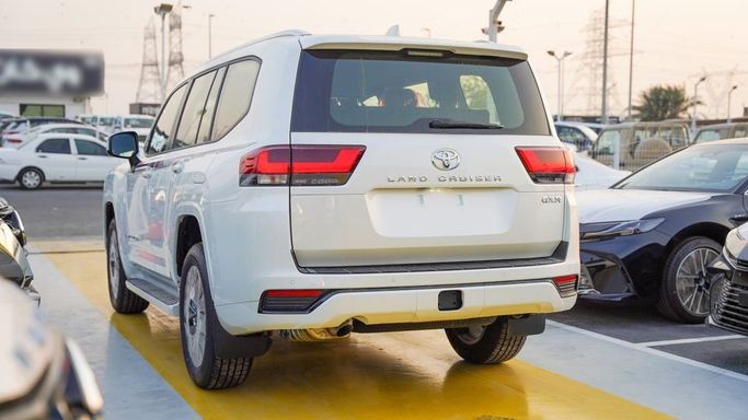 Новый Toyota Land Cruiser 300 Series, 3.4 л, 2025 в Дубае от Najem Motors Белый цвет. GCC | AUTO.AE