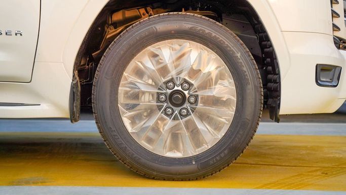 Новый Toyota Land Cruiser 300 Series, 3.4 л, 2025 в Дубае от Najem Motors Белый цвет. GCC | AUTO.AE