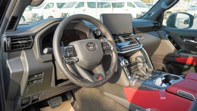 Новый Toyota Land Cruiser 300 Series, 3.4 л, 2025 в Дубае от Najem Motors Черный цвет. GCC | AUTO.AE