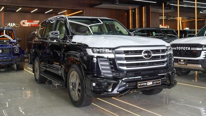Новый Toyota Land Cruiser 300 Series, 3.4 л, 2025 в Дубае от Najem Motors Черный цвет. GCC | AUTO.AE