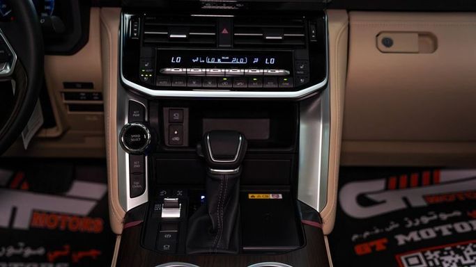 Новый Toyota Land Cruiser 300 Series, 3.4 л, 2025 в Дубае от Najem Motors Черный цвет. GCC | AUTO.AE