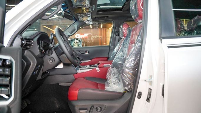 Новый Toyota Land Cruiser 300 Series, 3.4 л, 2024 в Дубае от Najem Motors Белый цвет. GCC | AUTO.AE