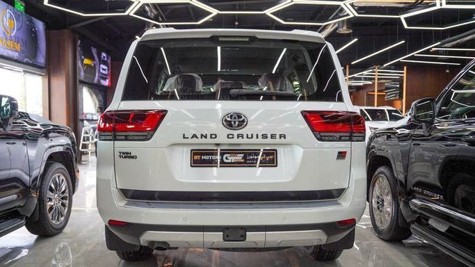 Новый Toyota Land Cruiser 300 Series, 3.4 л, 2024 в Дубае от Najem Motors Белый цвет. GCC | AUTO.AE