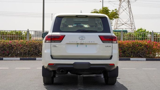 Новый Toyota Land Cruiser 300 Series, 3.4 л, 2025 в Дубае от Najem Motors Белый цвет. GCC | AUTO.AE