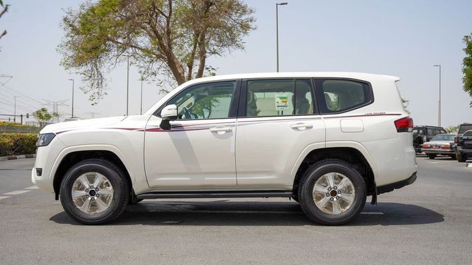 Новый Toyota Land Cruiser 300 Series, 3.4 л, 2025 в Дубае от Najem Motors Белый цвет. GCC | AUTO.AE