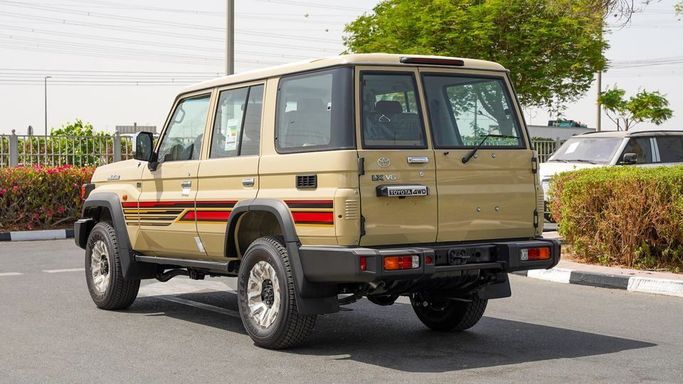 Новый Toyota Land Cruiser 70 Series Рестайлинг 2, 4.0 л, 2025 в Дубае от Najem Motors Бежевый цвет. GCC | AUTO.AE
