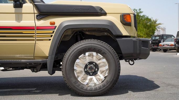 Новый Toyota Land Cruiser 70 Series Рестайлинг 2, 4.0 л, 2025 в Дубае от Najem Motors Бежевый цвет. GCC | AUTO.AE