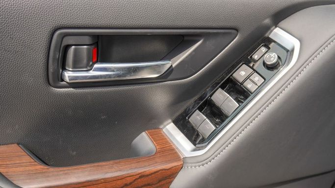 Новый Toyota Land Cruiser 300 Series, 4.0 л, 2025 в Дубае от Najem Motors Черный цвет. GCC | AUTO.AE
