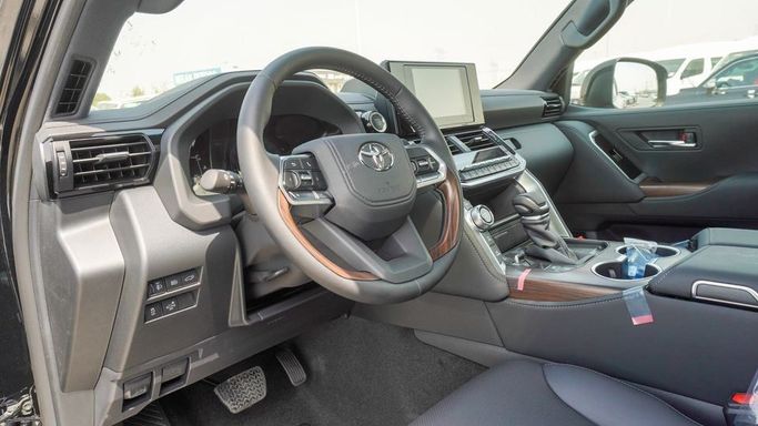 Новый Toyota Land Cruiser 300 Series, 4.0 л, 2025 в Дубае от Najem Motors Черный цвет. GCC | AUTO.AE