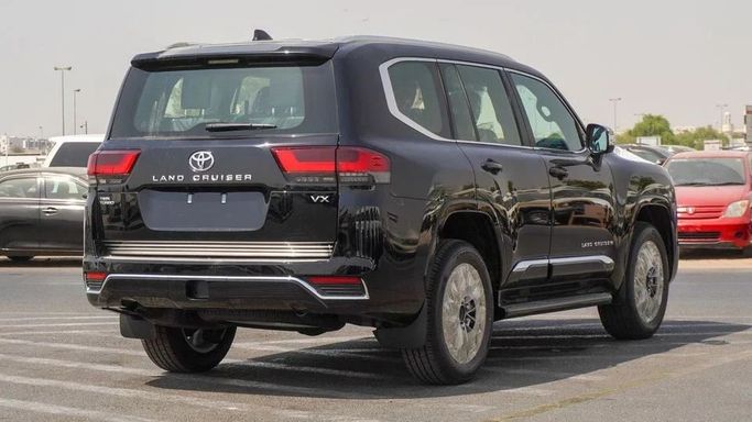 Новый Toyota Land Cruiser 300 Series, 3.4 л, 2025 в Дубае от Najem Motors Черный цвет. GCC | AUTO.AE