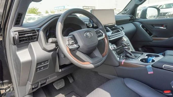 Новый Toyota Land Cruiser 300 Series, 3.4 л, 2025 в Дубае от Najem Motors Черный цвет. GCC | AUTO.AE