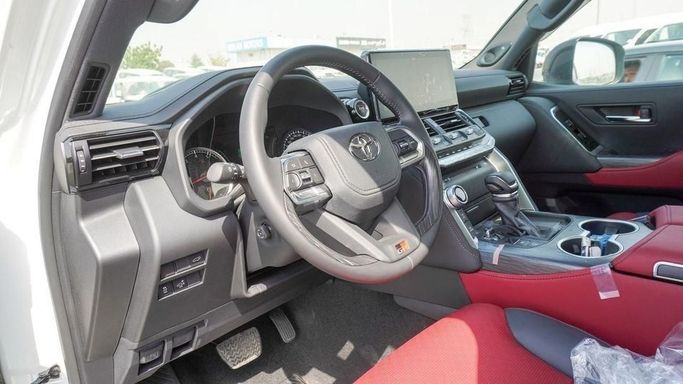 Новый Toyota Land Cruiser 300 Series, 4.0 л, 2024 в Дубае от Najem Motors Белый цвет. GCC | AUTO.AE