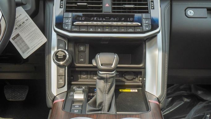 Новый Toyota Land Cruiser 300 Series, 4.0 л, 2025 в Дубае от Najem Motors Черный цвет. GCC | AUTO.AE