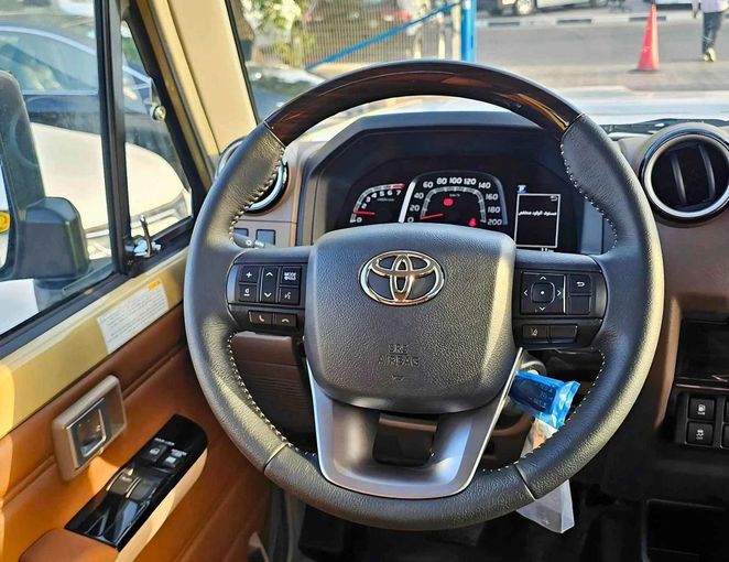 Новый Toyota Land Cruiser 70 Series Рестайлинг 2, 4.0 л, 2025 в Дубае от SK Motors Бежевый цвет. GCC | AUTO.AE