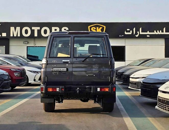 Новый Toyota Land Cruiser 70 Series Рестайлинг 2, 2.8 л, 2025 в Дубае от SK Motors Серый цвет. GCC | AUTO.AE