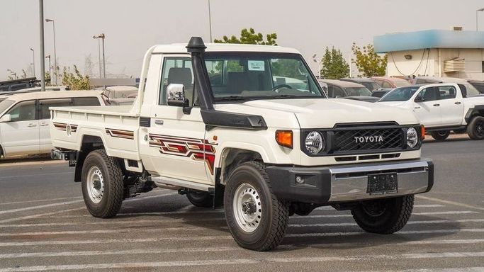 Новый Toyota Land Cruiser 70 Series Рестайлинг 2, 4.5 л, 2025 в Дубае от Najem Motors Белый цвет. GCC | AUTO.AE