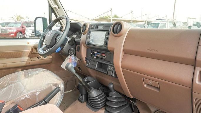 Новый Toyota Land Cruiser 70 Series Рестайлинг 2, 4.5 л, 2025 в Дубае от Najem Motors Белый цвет. GCC | AUTO.AE