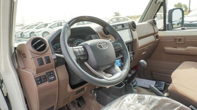 Новый Toyota Land Cruiser 70 Series Рестайлинг 2, 4.5 л, 2025 в Дубае от Najem Motors Белый цвет. GCC | AUTO.AE