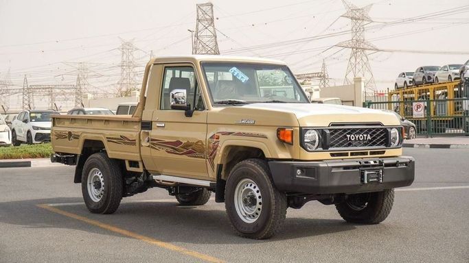 Новый Toyota Land Cruiser 70 Series Рестайлинг 2, 4.0 л, 2025 в Дубае от Najem Motors Бежевый цвет. GCC | AUTO.AE