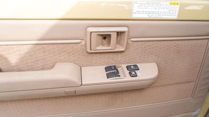 Новый Toyota Land Cruiser 70 Series Рестайлинг 2, 4.0 л, 2025 в Дубае от Najem Motors Бежевый цвет. GCC | AUTO.AE