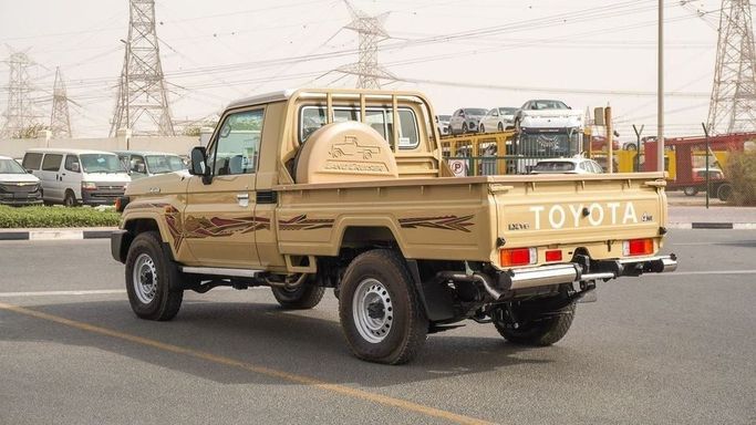 Новый Toyota Land Cruiser 70 Series Рестайлинг 2, 4.0 л, 2025 в Дубае от Najem Motors Бежевый цвет. GCC | AUTO.AE